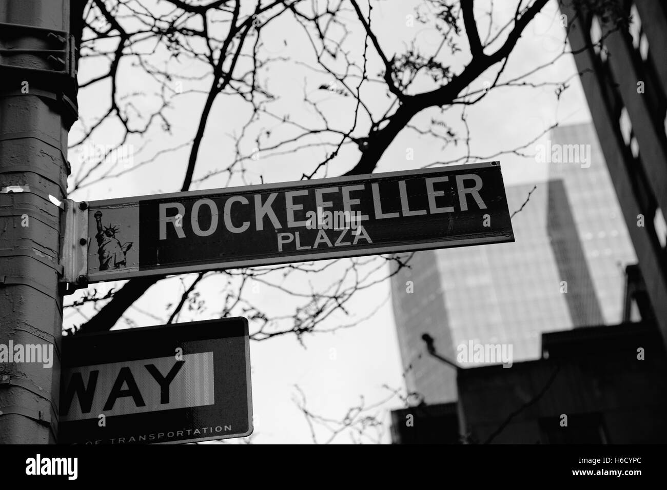 Strada segno raffigurante è Rockefeller Plaza in Midtown Manhattan, New York. Foto Stock