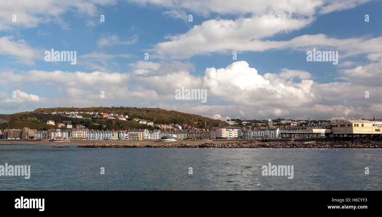Una vista di Aberystwyth proprietà lungo il lungomare, guardando dal mare Foto Stock