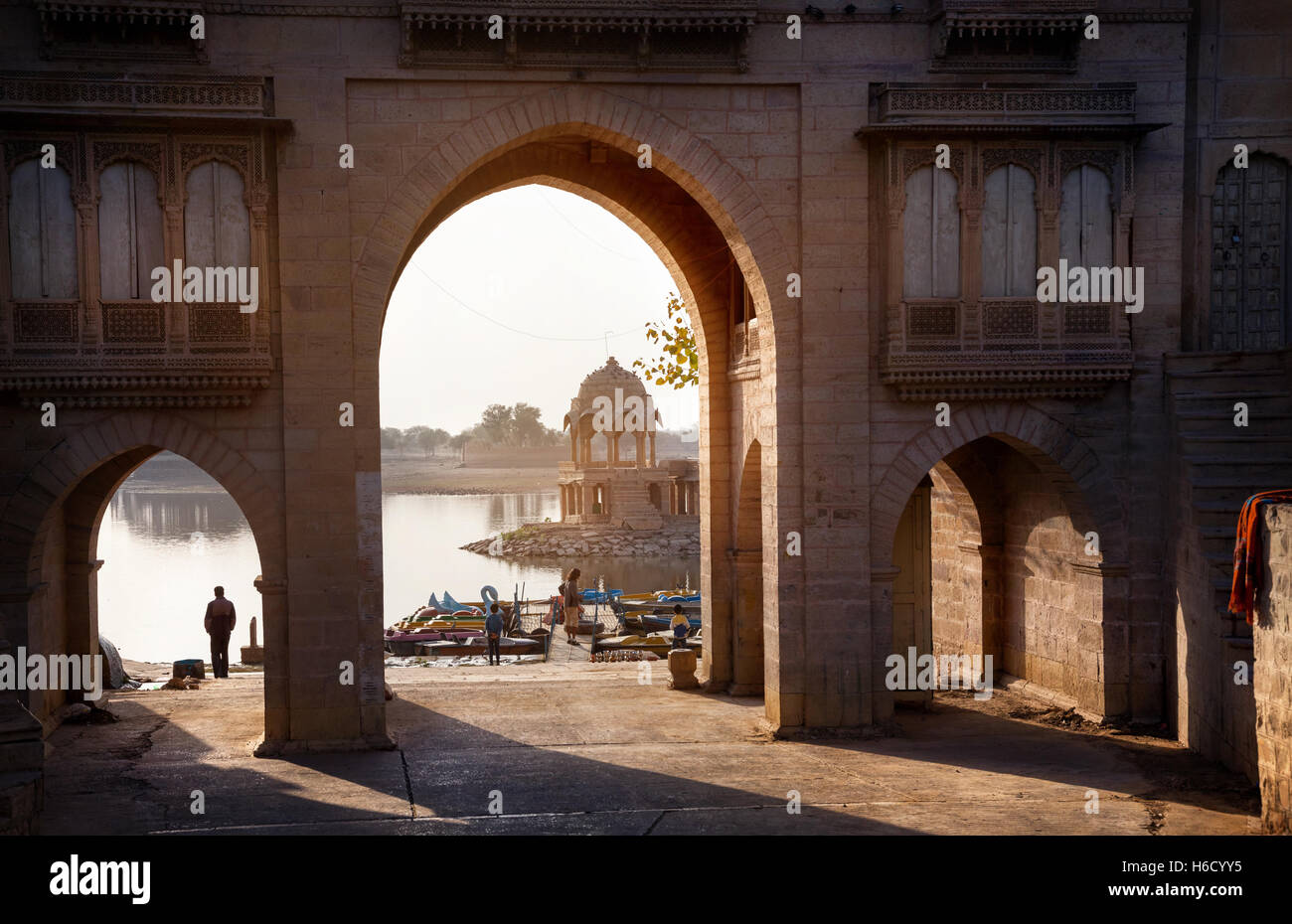 Tempio arco in prossimità del Gadi Sagar lago a sunrise in Jaisalmer, Rajasthan, India Foto Stock