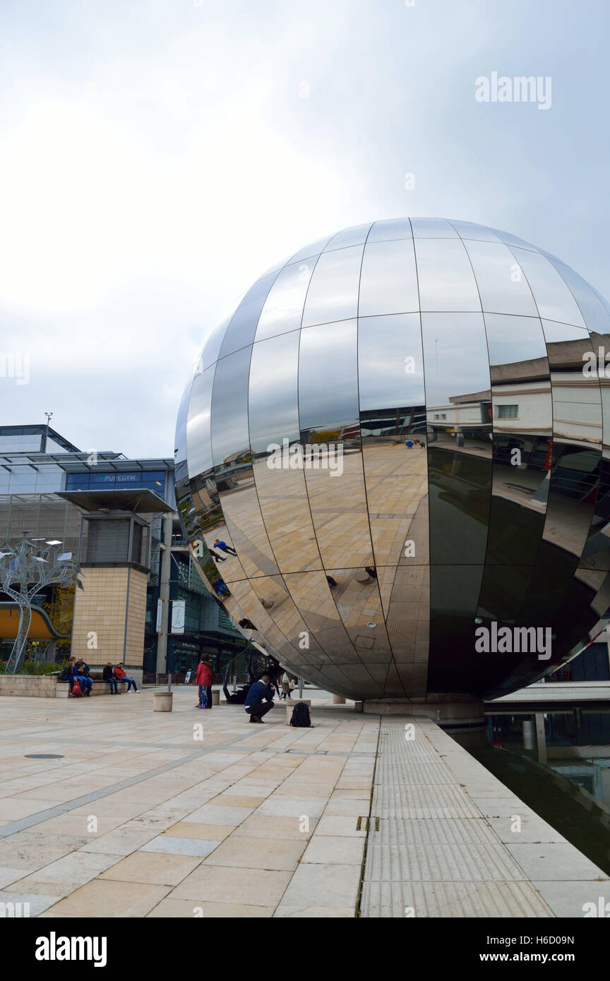 Il planetarium in forma di una grande sfera dello specchio al Millennium Square a Bristol presi in un giorno nuvoloso. Foto Stock