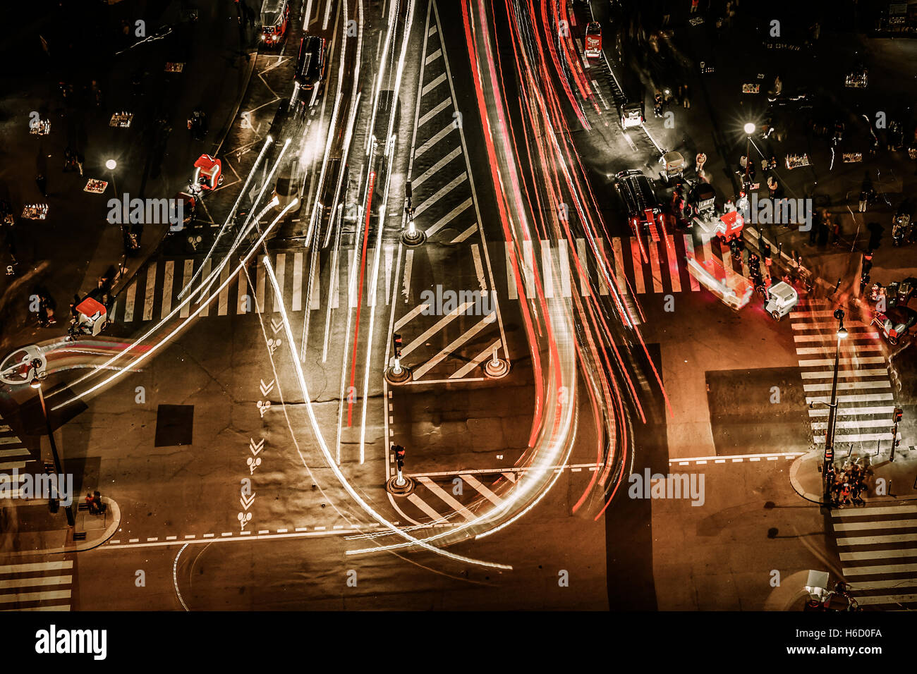 Il traffico di fronte alla Torre Eiffel a Parigi, Francia, visto in un elevato angolo di visione Foto Stock