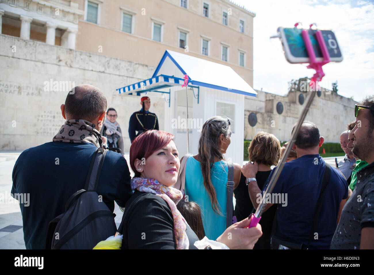 Un turista prende un selfie con un Evzone protezione nella parte anteriore del parlamento ellenico di Atene Foto Stock