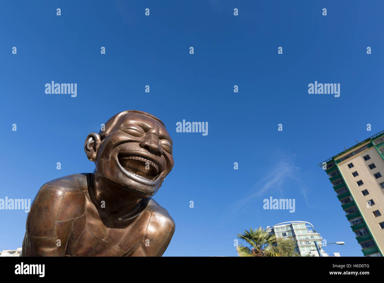 Vancouver, Canada: 'A-maze-ing risate' da scultore cinese Yue Minjun presso Morton Park nel West End. Foto Stock