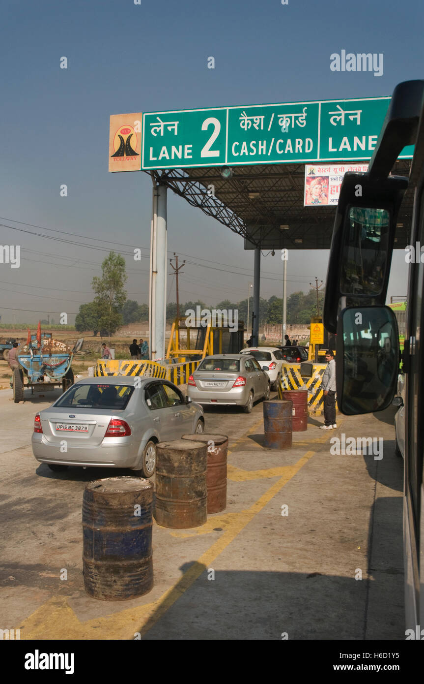 INDIA Haryana, strada da Delhi a Haridwar, accodamento del traffico in corrispondenza di un casello autostradale Foto Stock