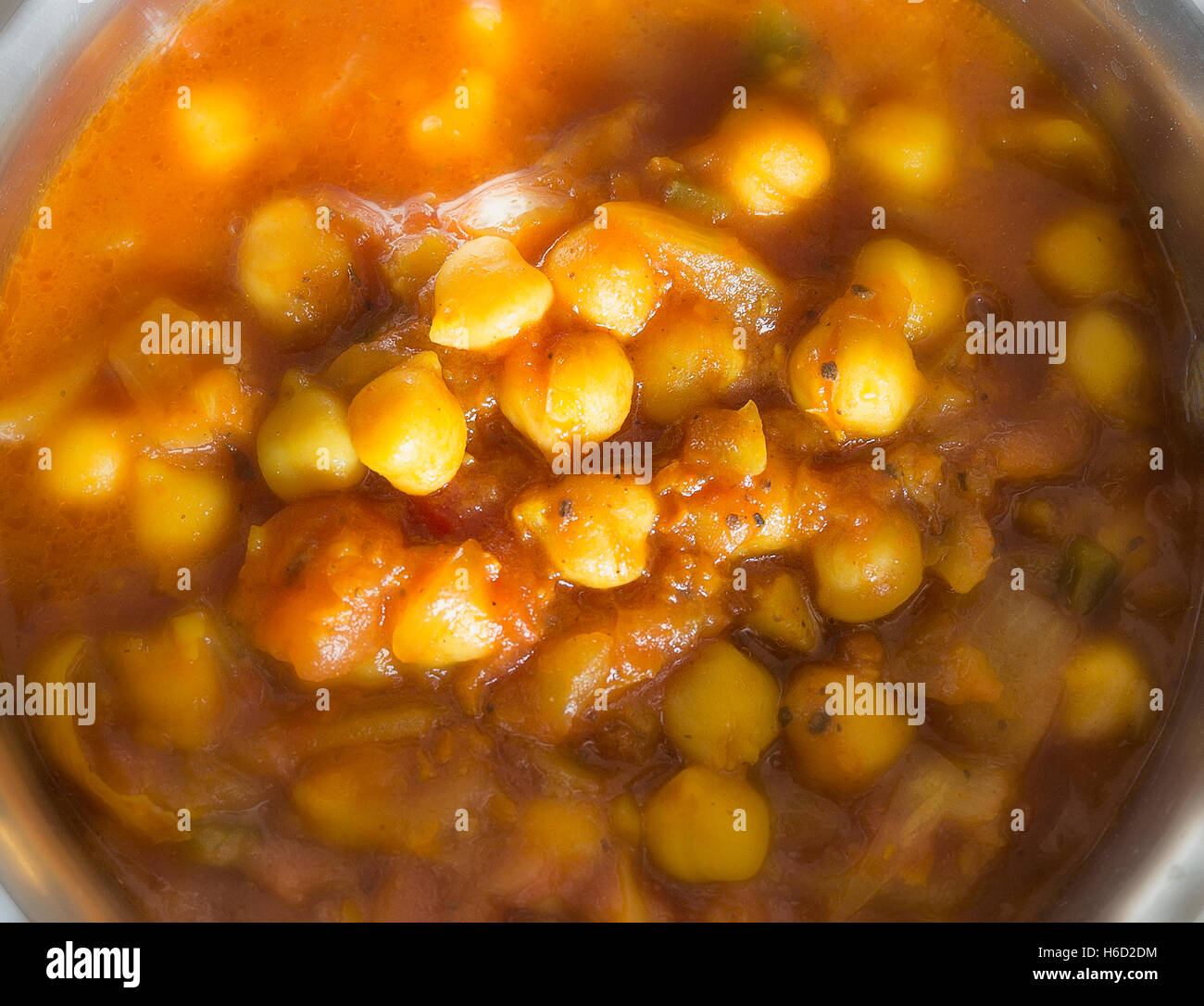 Primo piano di ceci con curry curcuma e pomodoro Foto Stock