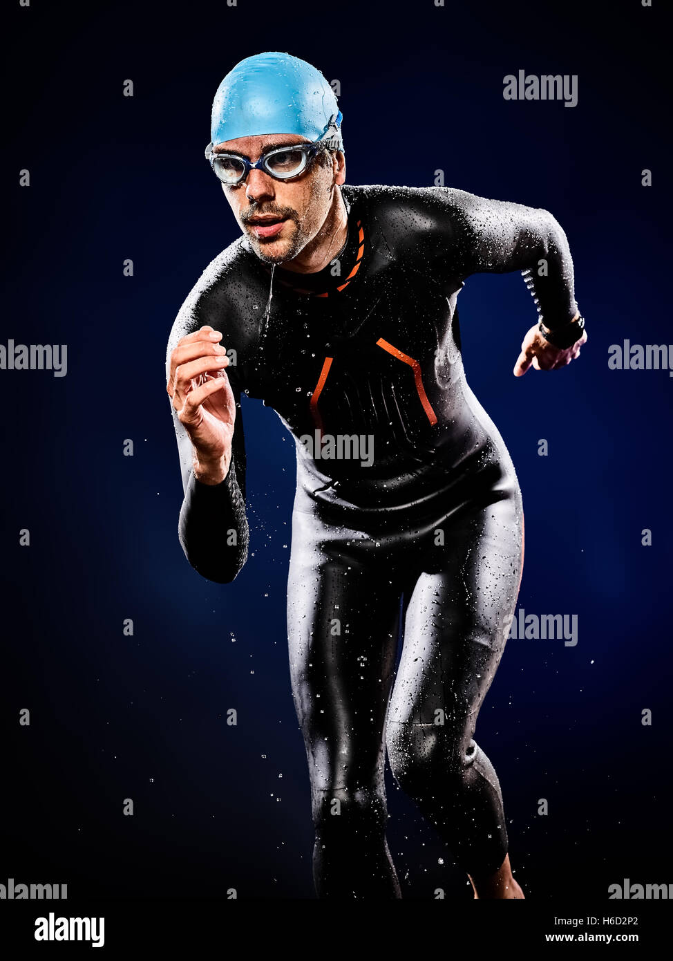 Un uomo caucasico triathlon Ironman nuotatore nuoto isolato Foto Stock