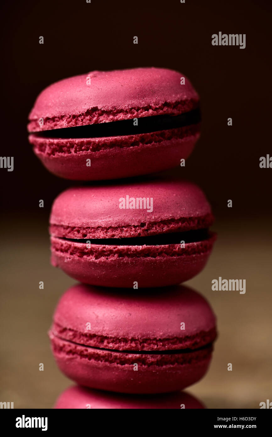 Primo piano di una pila di appetitosi red macarons, con un effetto retrò Foto Stock