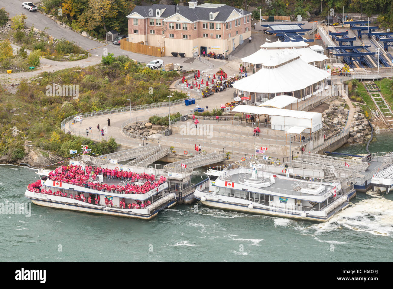 Un Hornblower Crociere Niagara tour in barca si prepara a partire per l'Horseshoe Falls a Niagara Falls, Ontario, Canada. Foto Stock