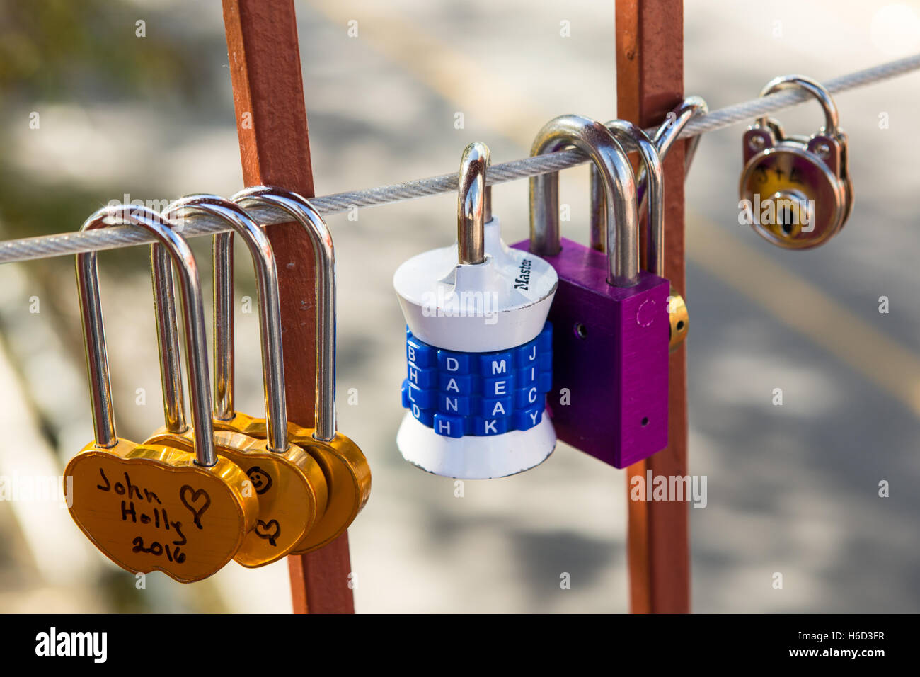 "L'amore blocca' attaccato al ponte di bloccaggio in Niagara Falls, Ontario, Canada Foto Stock