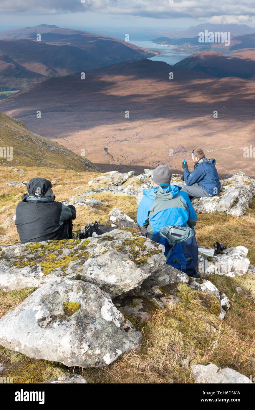 Walkers al vertice di Beinn Englair nel Nord Ovest highlands scozzesi con Ullapool e ben più Coigach in background Foto Stock