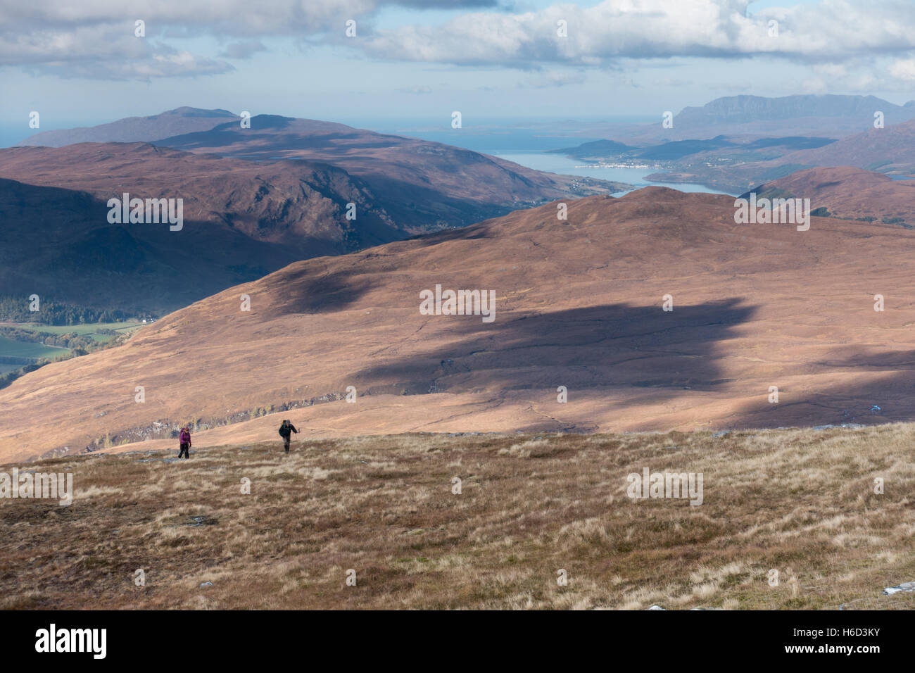 Arrampicata Beinn Enaiglair nel Nord Ovest highlands scozzesi con Ullapool in background Foto Stock