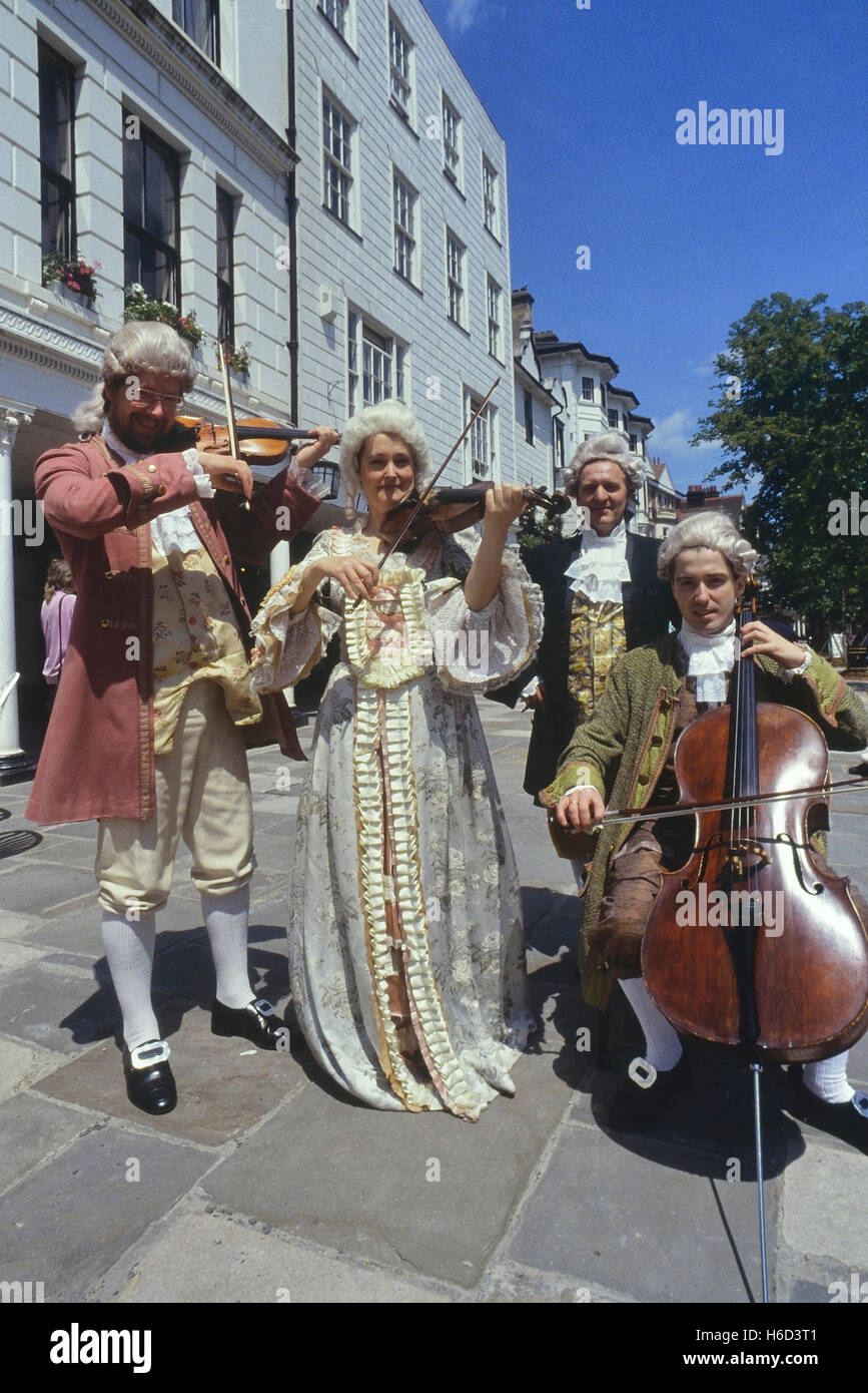 Georgian vestito musicisti di suonare lungo la Pantiles. Tunbridge Wells. Kent. In Inghilterra. Regno Unito Foto Stock