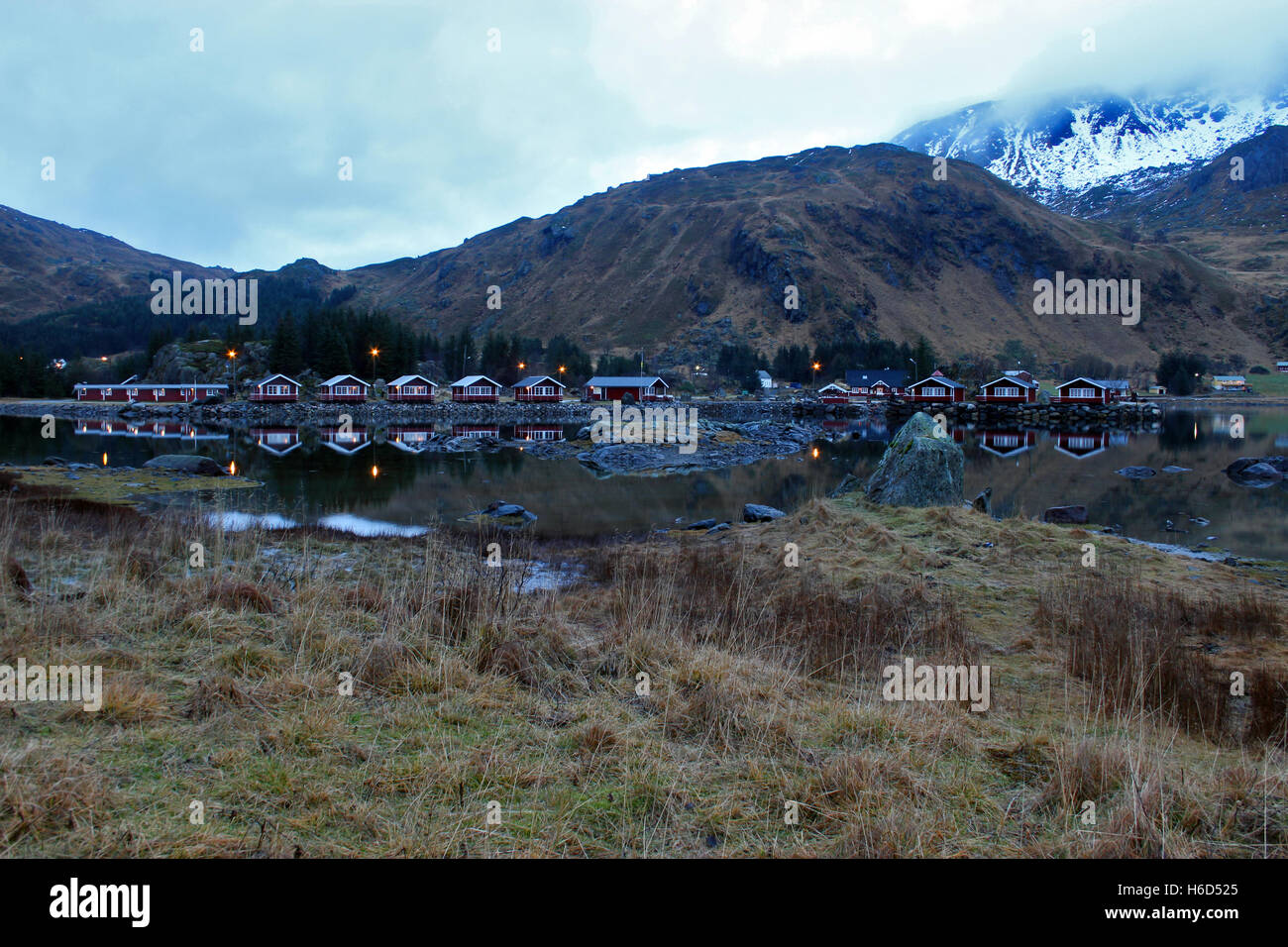 Isole Lofoten - camping cabine riflessa in un lago Foto Stock