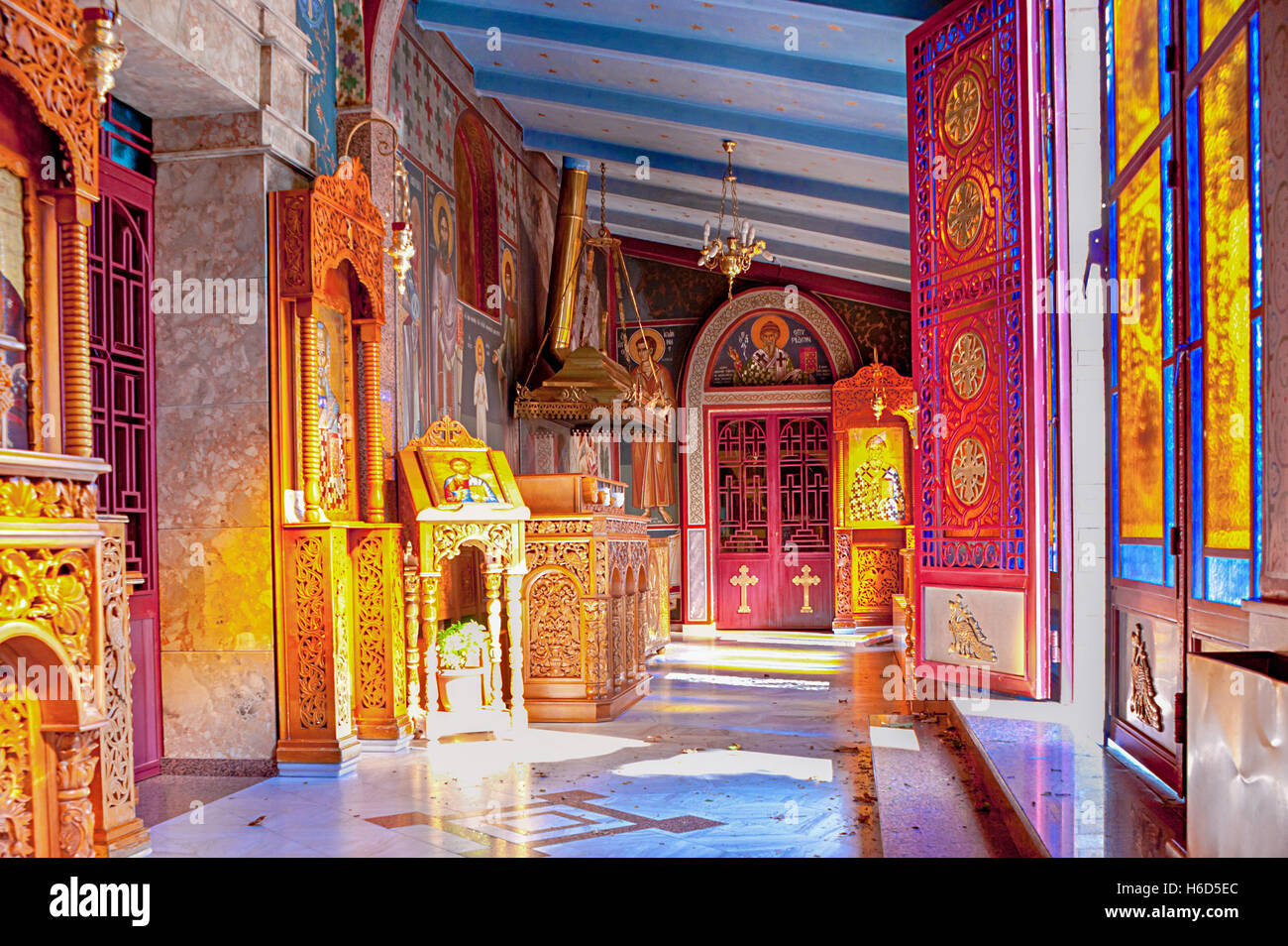 La sala della chiesa ortodossa di Aghios Nikolaos decorate con legno mobili intagliati, le icone e i modelli di verniciatura Foto Stock