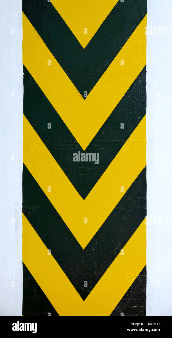 Avviso di colore giallo verso il basso e la freccia nera di cartello stradale per i driver Foto Stock