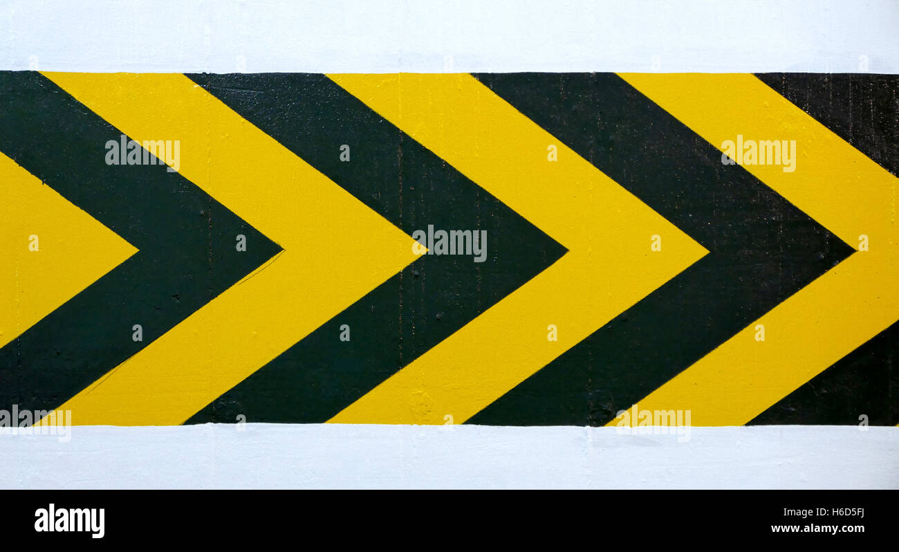 Avviso di colore giallo a destra e freccia nera cartello stradale per i driver Foto Stock