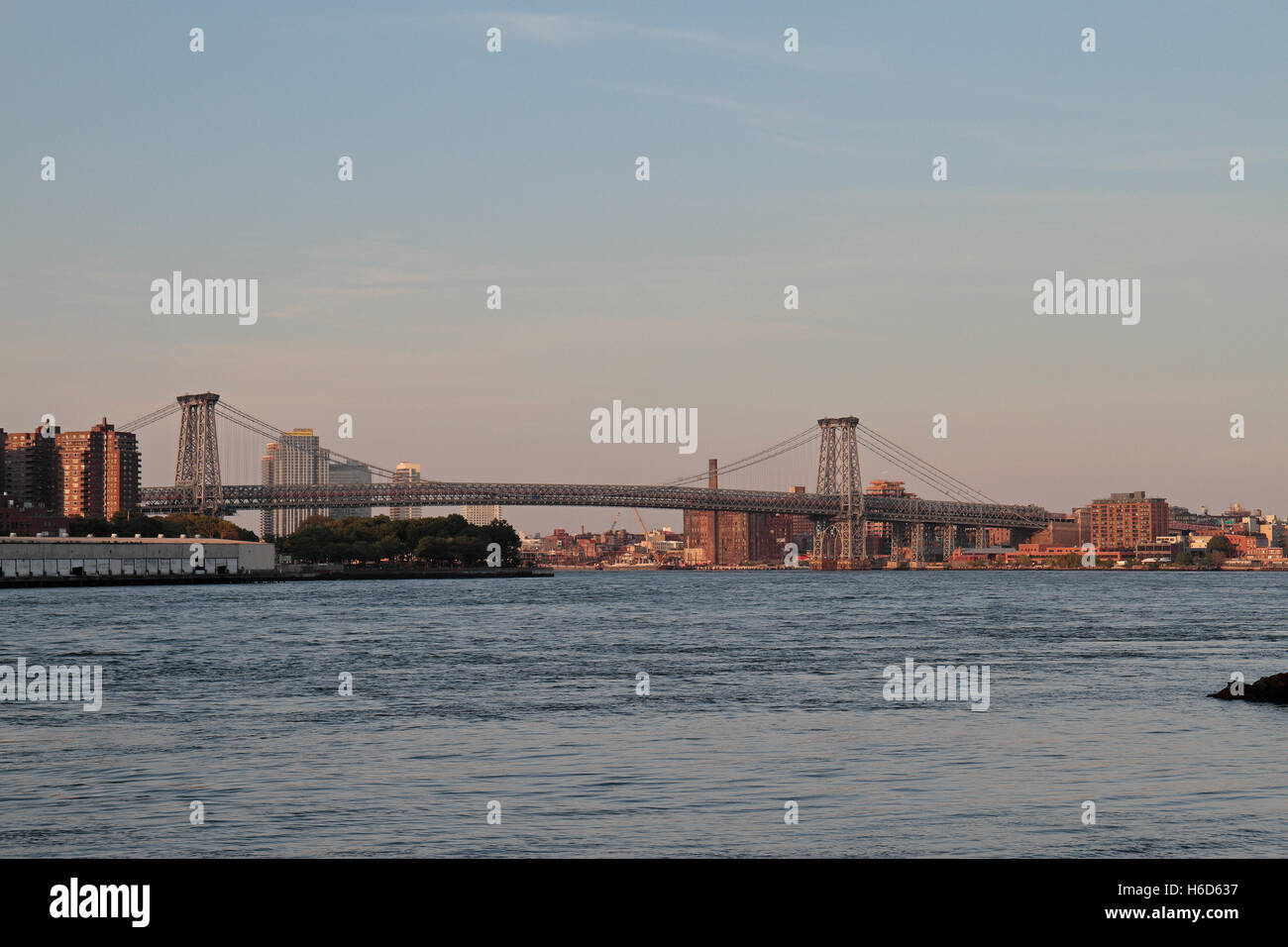 Il Williamsburg Bridge oltre l'East River, New York visto dalla strada principale Park, Brooklyn, Stati Uniti. Foto Stock