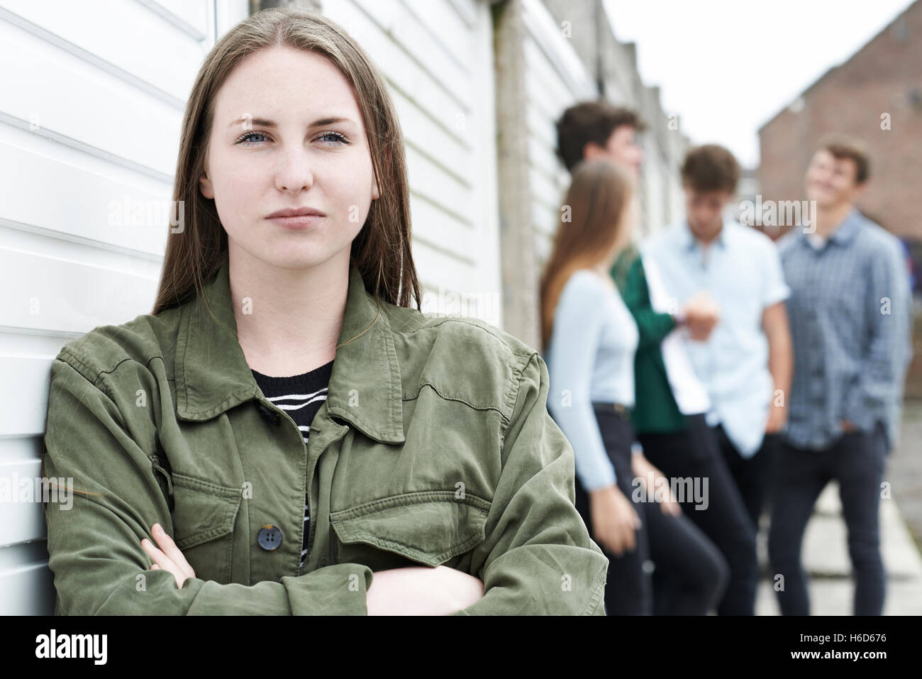 Pista di adolescenti appendere fuori in ambiente urbano Foto Stock