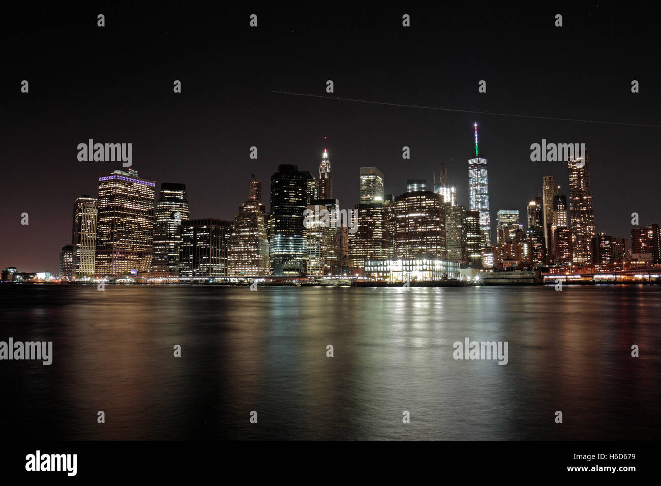 Un tempo di notte vista di Manhattan inferiore attraverso l'East River da Brooklyn, NY, Stati Uniti. Foto Stock