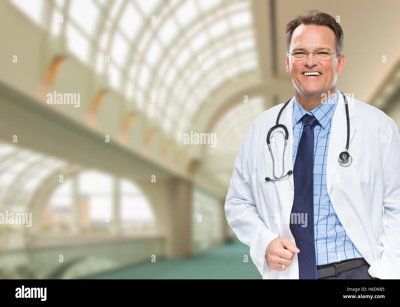 Bel maschio medico o infermiere in piedi all'interno di edificio dell ospedale. Foto Stock