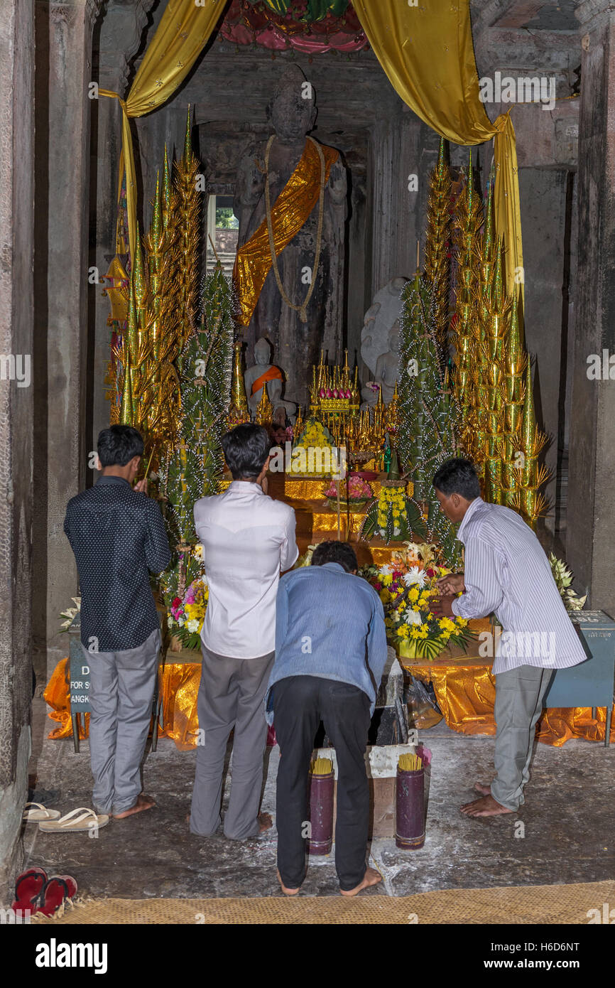 Preghiera, statua di Buddha, architettura Khmer, Angkor Wat, Cambogia Foto Stock