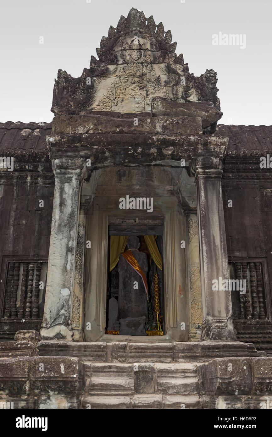 Retro di Buddha/Vishnu ad un ingresso, architettura Khmer, Angkor Wat, Cambogia Foto Stock