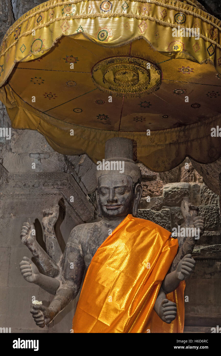 8 Buddha armato o Vishnu aka Ta Reach, ingresso occidentale, Angkor Wat, Cambogia Foto Stock