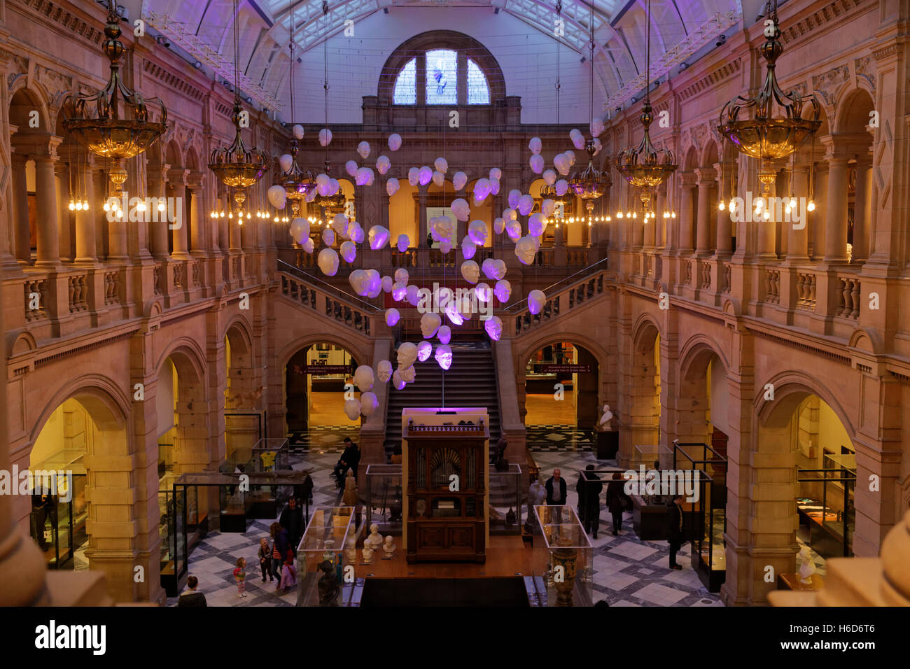 Glasgow Kelvingrove Museum interno all'interno di gallerie Foto Stock