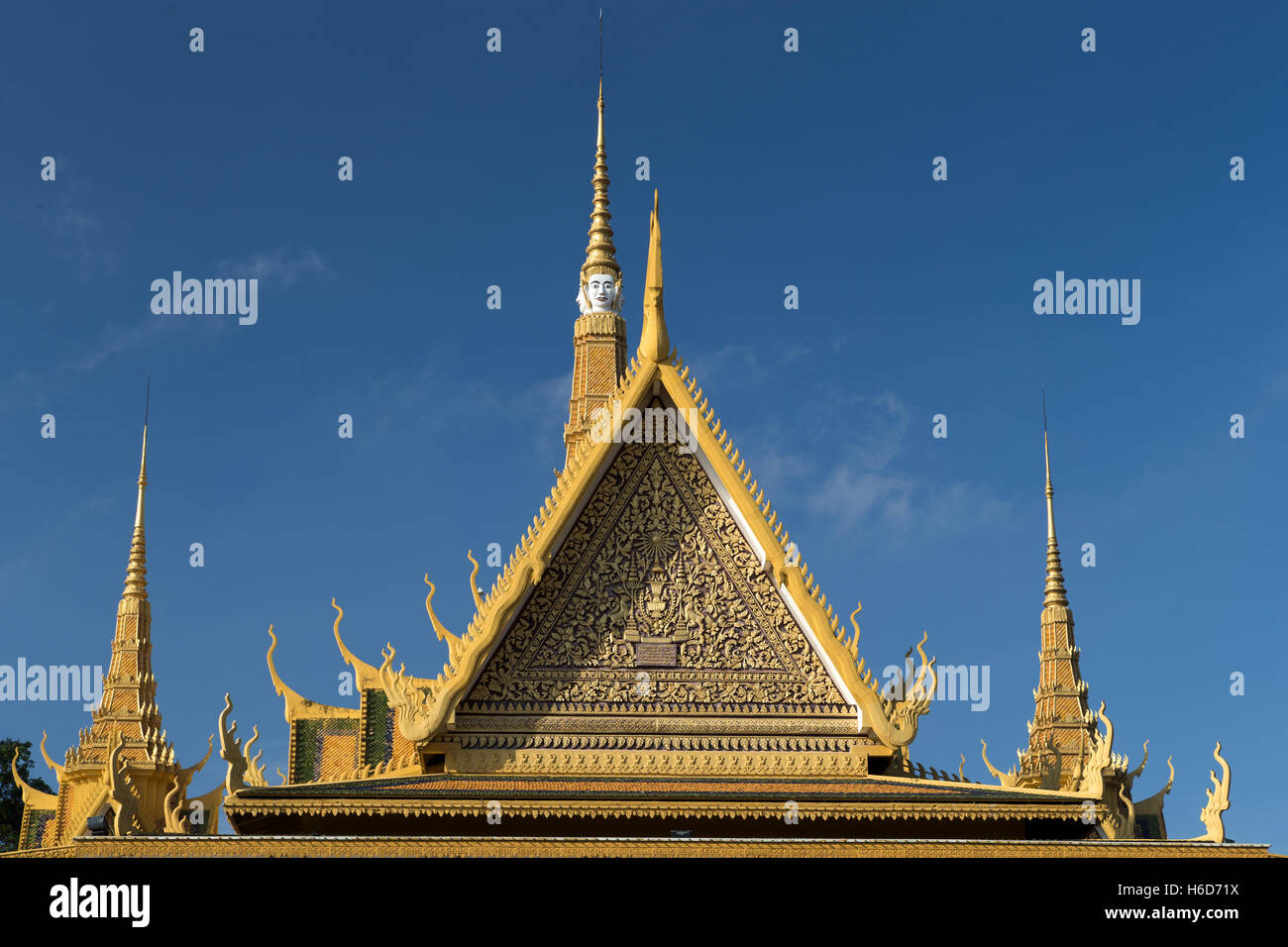 Preah Tineang Tevea Vinichhaya, Sala del Trono, Gable con 4 facce della guglia del Buddha, il Palazzo reale, Phnom Penh, Cambogia Foto Stock
