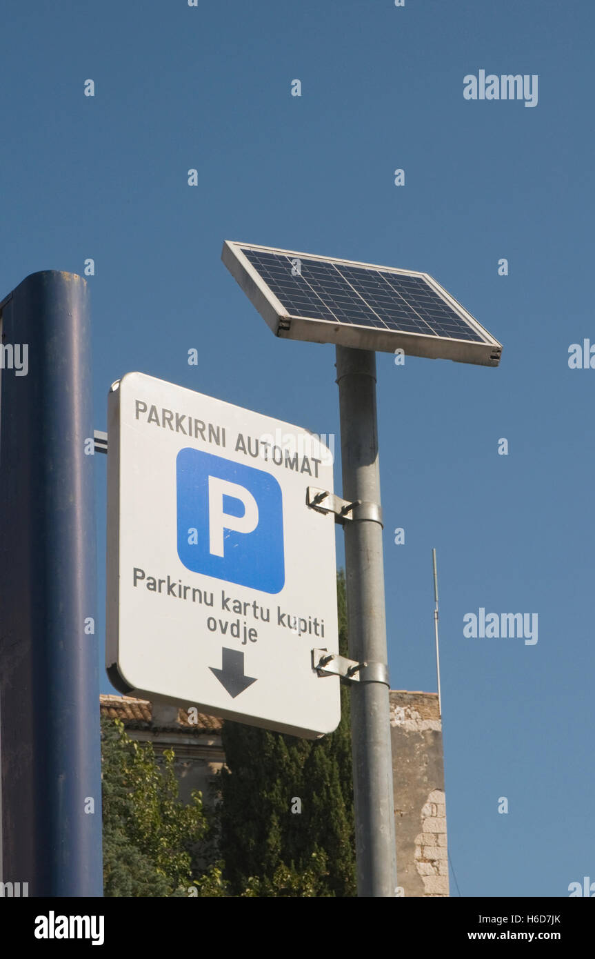 L'Europa, Croazia, Sibenik (Sebenico), l'uomo utilizza energia solare i biglietti per il parcheggio macchina Foto Stock