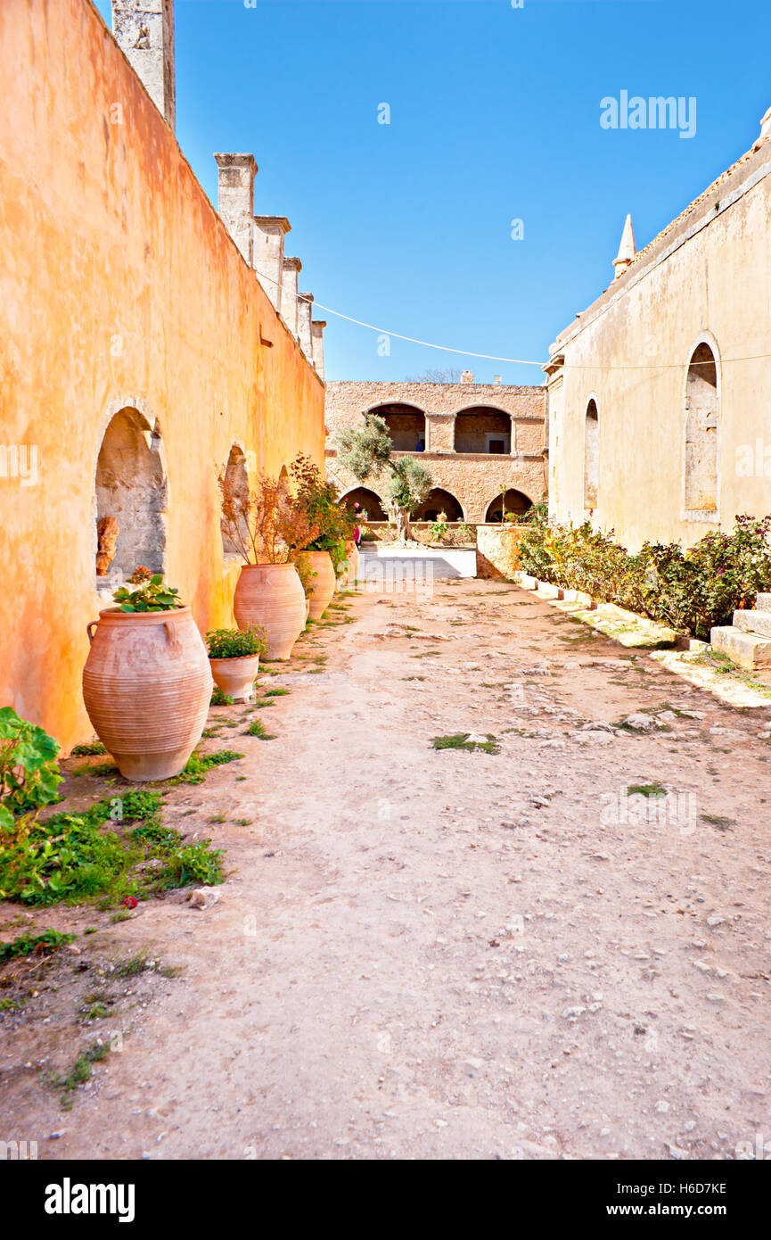 Il cortile del monastero di arkadi con diversi fiori in anfore, Creta. Foto Stock