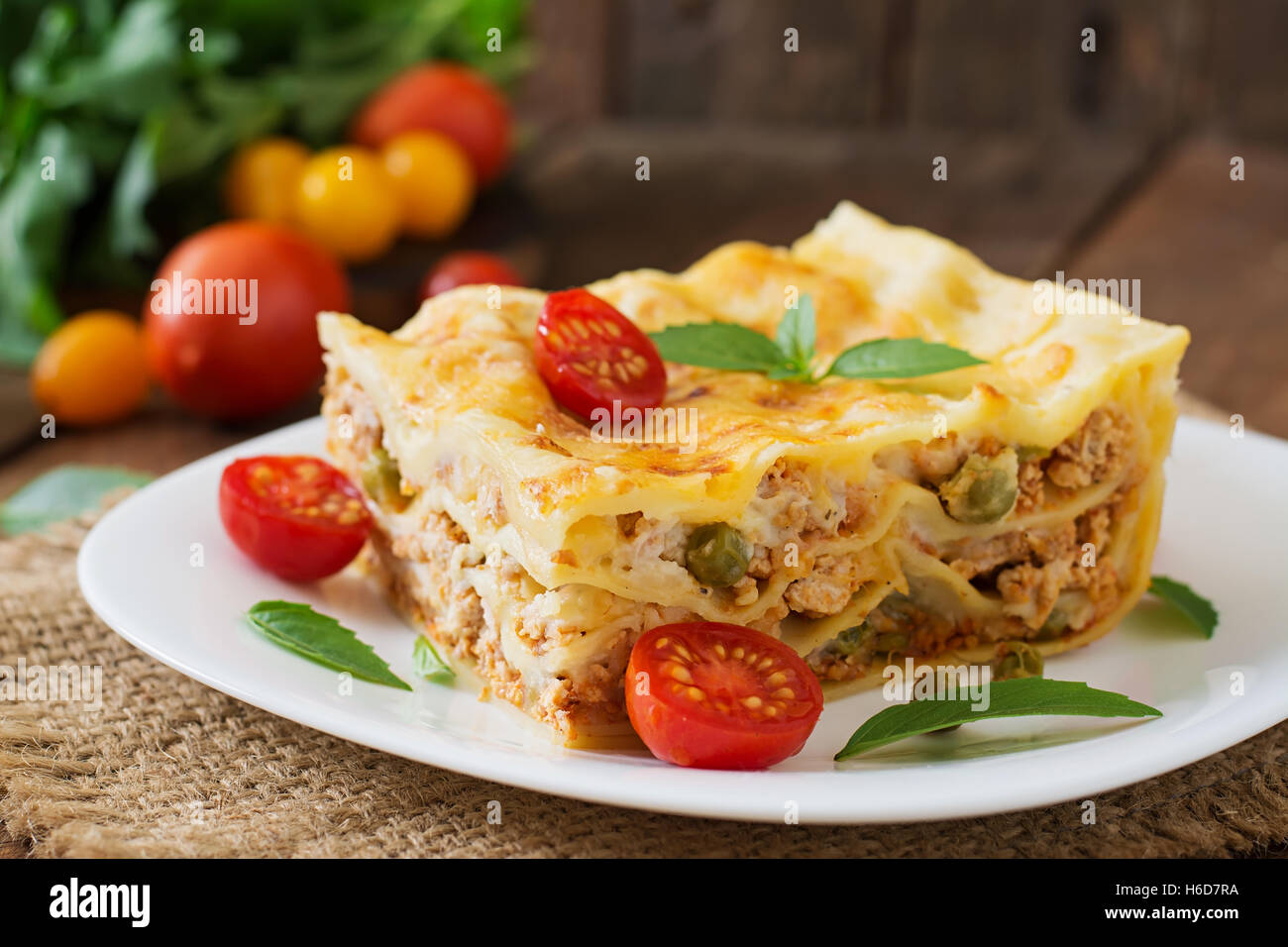 Lasagne con carne macinata, piselli verdi e salsa. Vista superiore Foto Stock