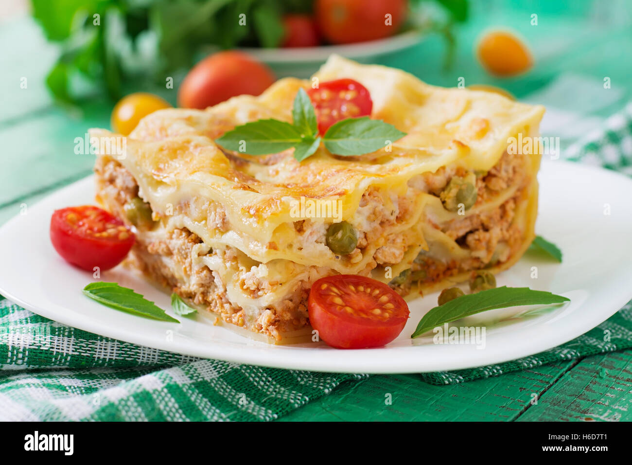 Lasagne con carne macinata, piselli verdi e salsa. Vista superiore Foto Stock