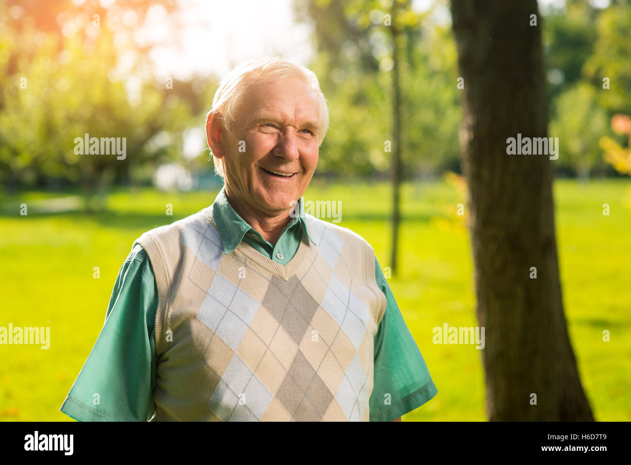 Sorridente uomo senior all'aperto. Foto Stock