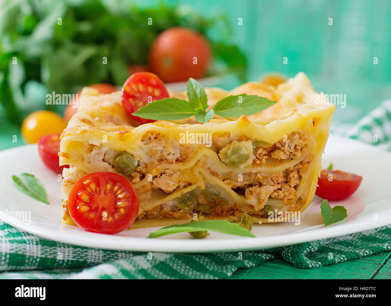 Lasagne con carne macinata, piselli verdi e salsa. Vista superiore Foto Stock
