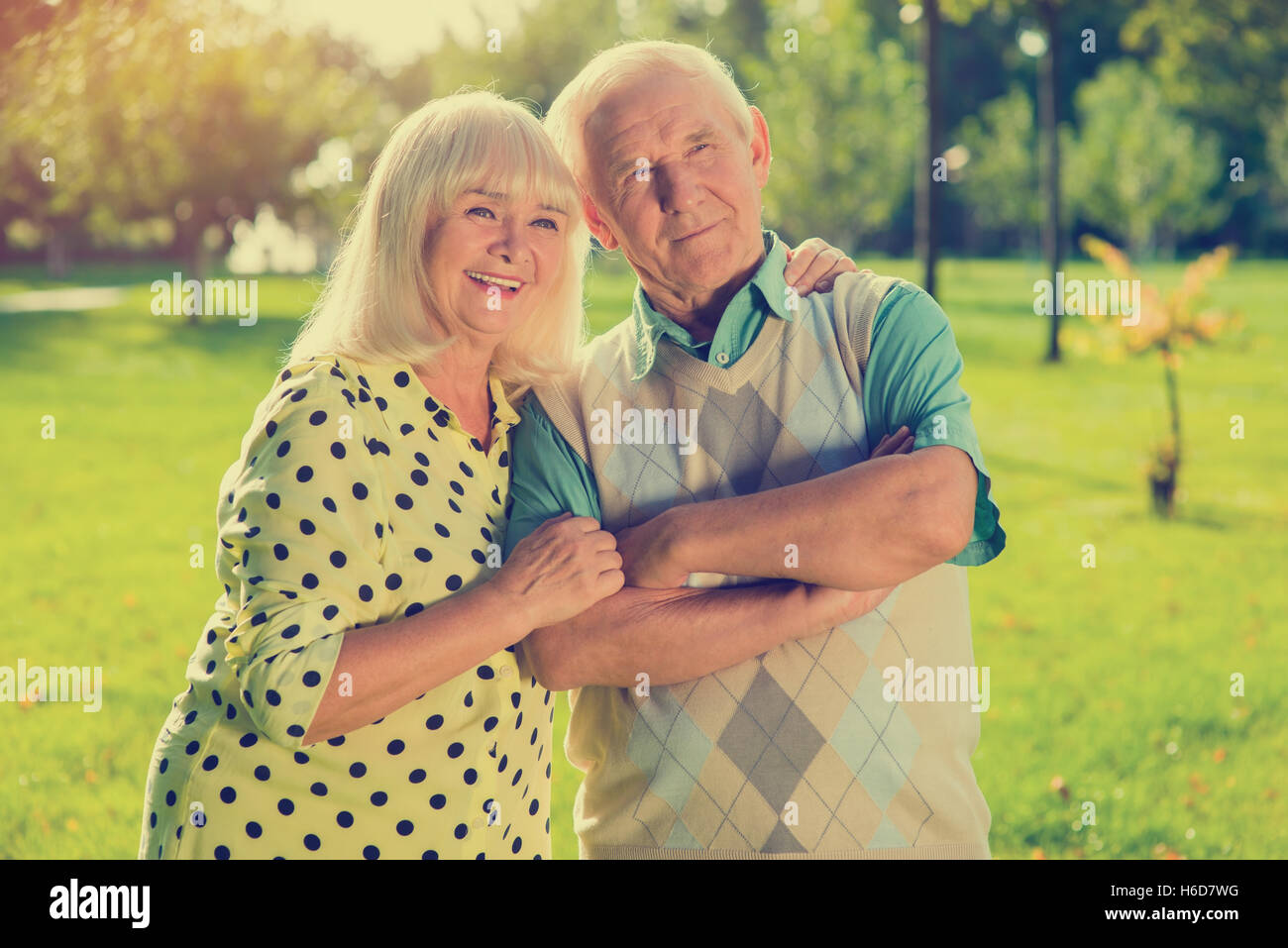 Coppia di anziani sul background del parco. Foto Stock