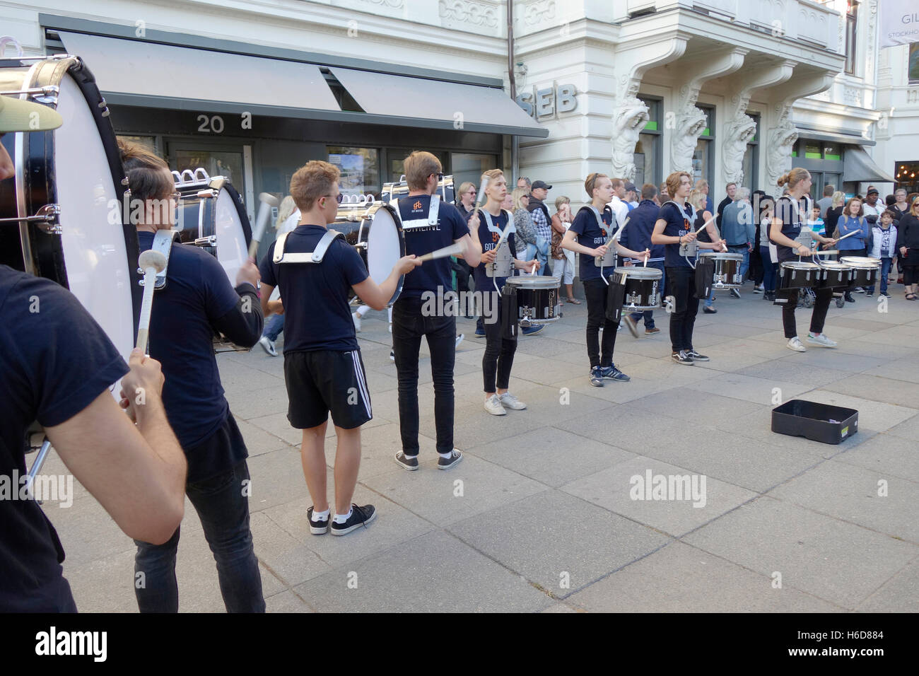 Il batterista band è di eseguire sulla Avenue strade di Göteborg, Svezia. Foto Stock