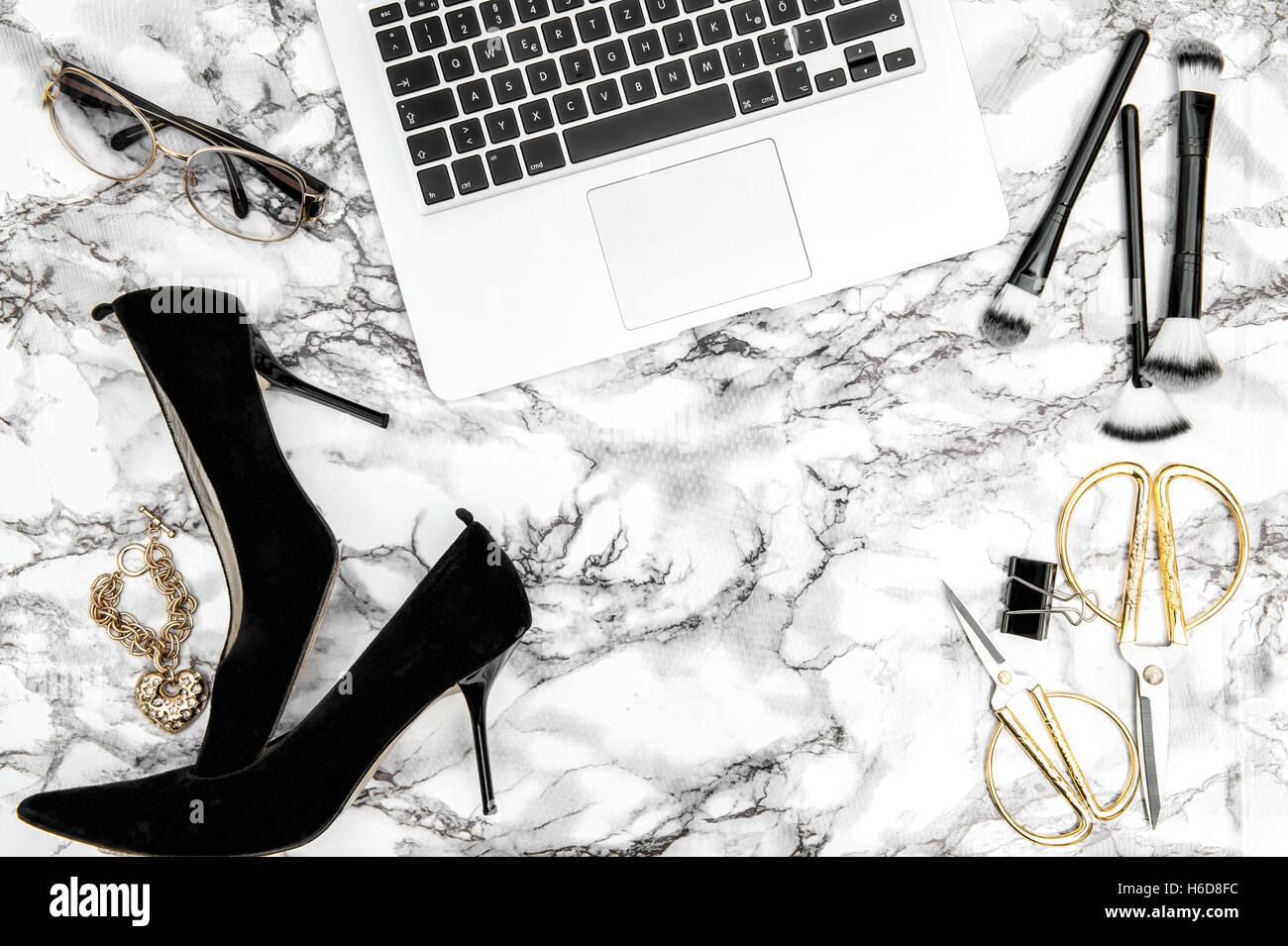 Accessori femminili, notebook, scarpe, forniture per ufficio sul marmo chiaro sfondo tabella. Moda laici piatta per blogger mi sociale Foto Stock