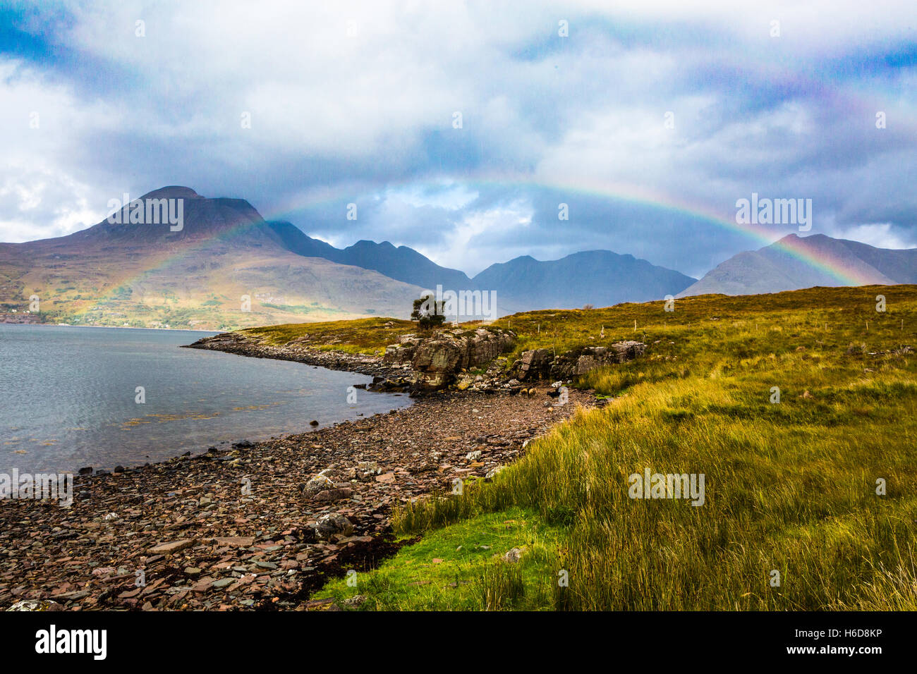 Rainbow su Torridon Hills, Wester Ross, Scotland, Regno Unito Foto Stock