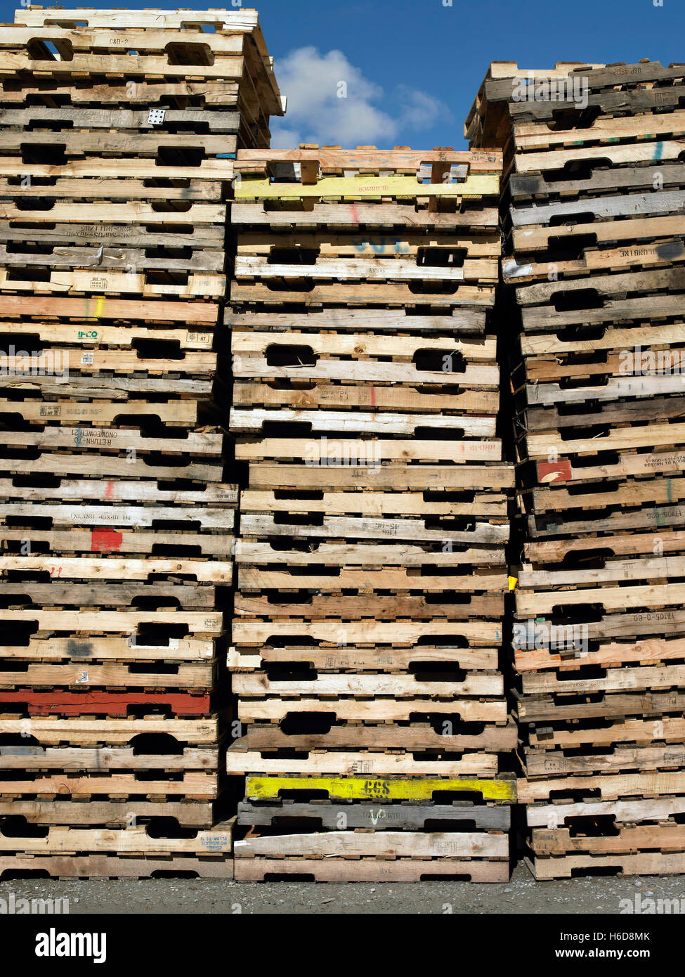 Le colonne di una pila di pallet usati Foto Stock