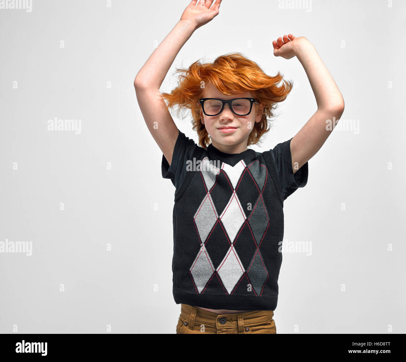 La gioventù ragazzo con gli occhiali le braccia in alto e capelli battenti intorno alla vita fino Foto Stock