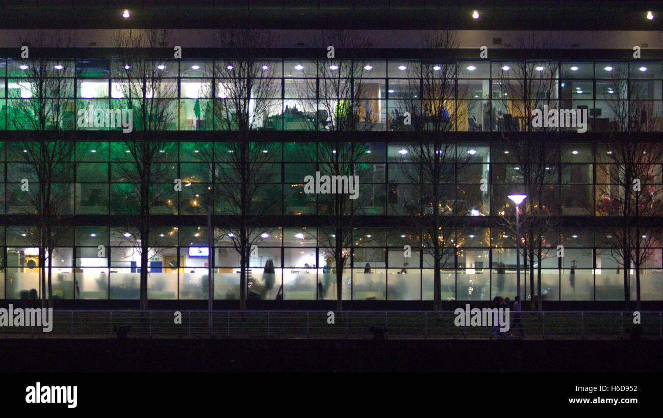 Ufficio finestre al Pacific quay sul fiume Clyde di notte Foto Stock