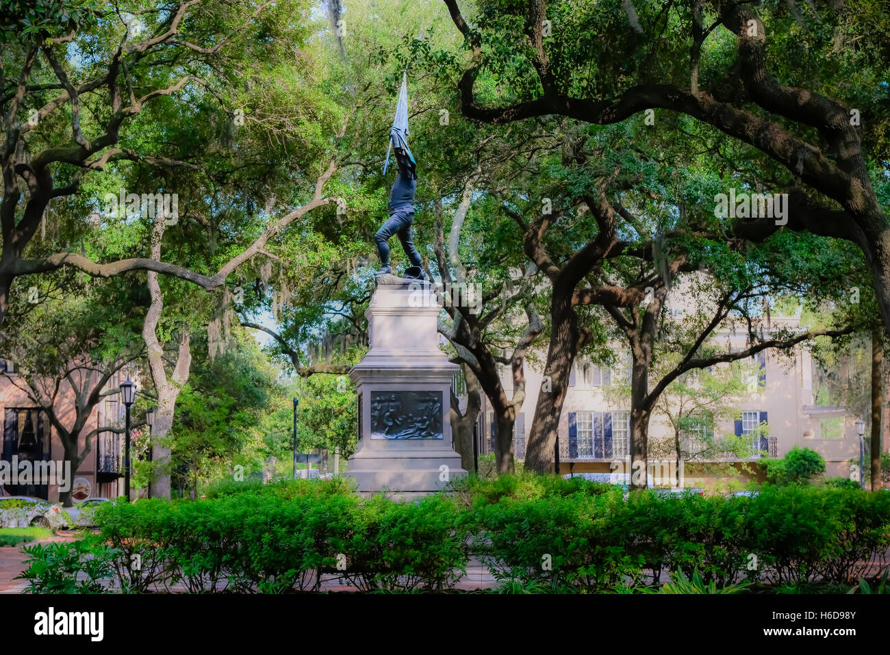 Memorial statua in bronzo di American eroe rivoluzionario, sergente William Jasper tra gli alberi di quercia in Forsyth park, Savannah GA Foto Stock