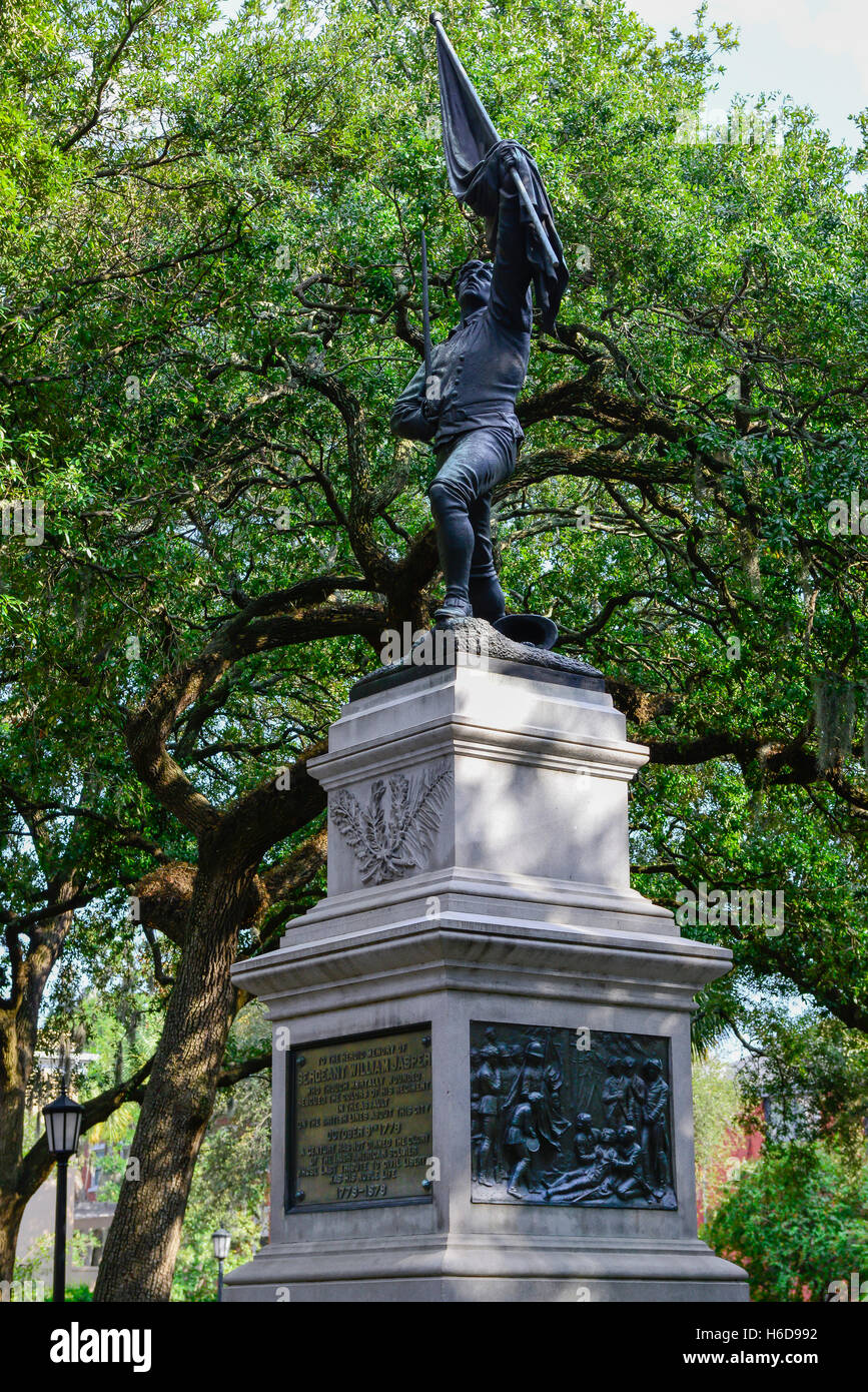 Memorial statua in bronzo di American eroe rivoluzionario, sergente William Jasper tra gli alberi di quercia in Forsyth park, Savannah GA Foto Stock