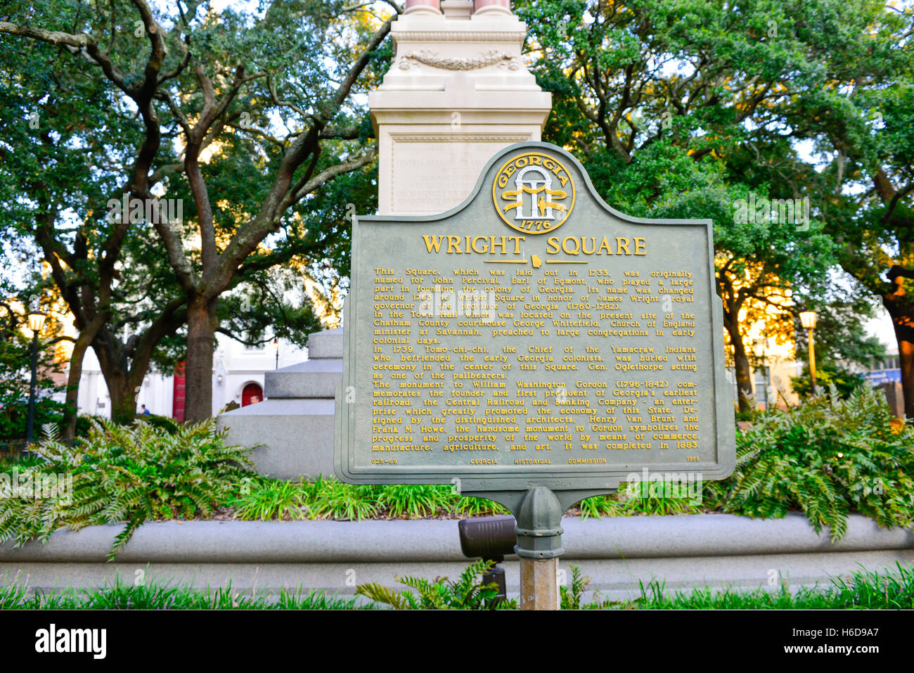 Una targa di bronzo in Piazza Wright, memorializes l'ultimo governatore reale, come fa il monumento a Gordon e Tomochichi, savana, GA Foto Stock