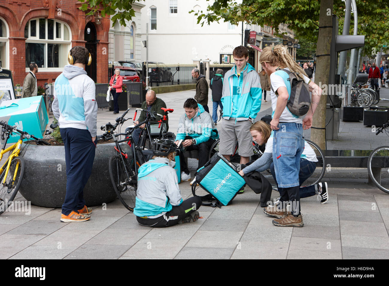 Bicicletta deliveroo fast food i piloti di consegna Cardiff Galles Regno Unito Foto Stock