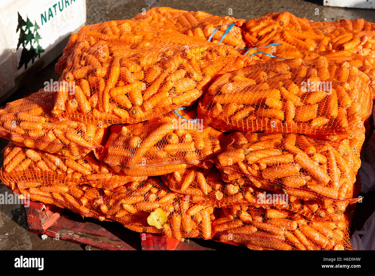 Sacchetti di carote per la vendita in un mercato degli agricoltori in Inghilterra rurale Foto Stock