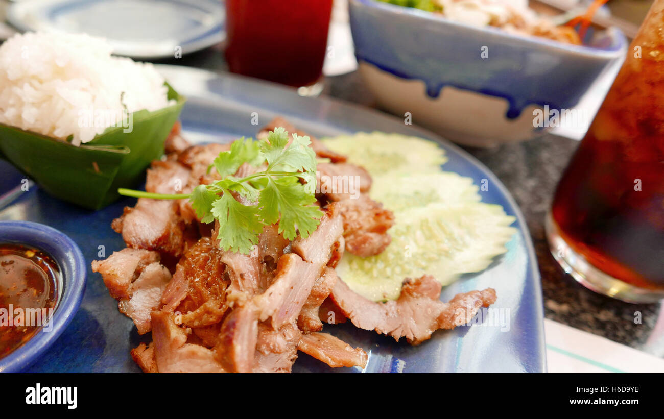 Il cibo tailandese pasto di maiale impostato sul piatto Foto Stock
