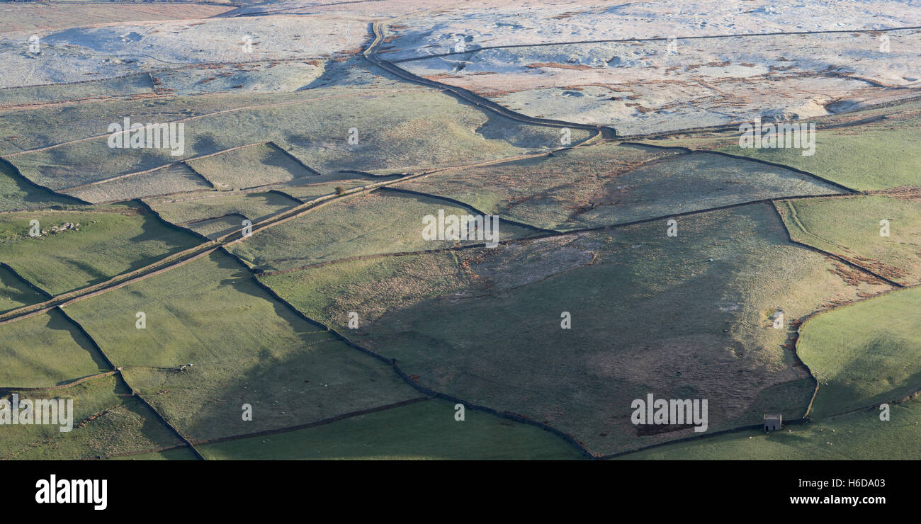 Vista in elevazione su un mosaico di campi il pupazzo di neve da Simons sedile, Wharfedale, Yorkshire Dales, North Yorkshire, Regno Unito Foto Stock
