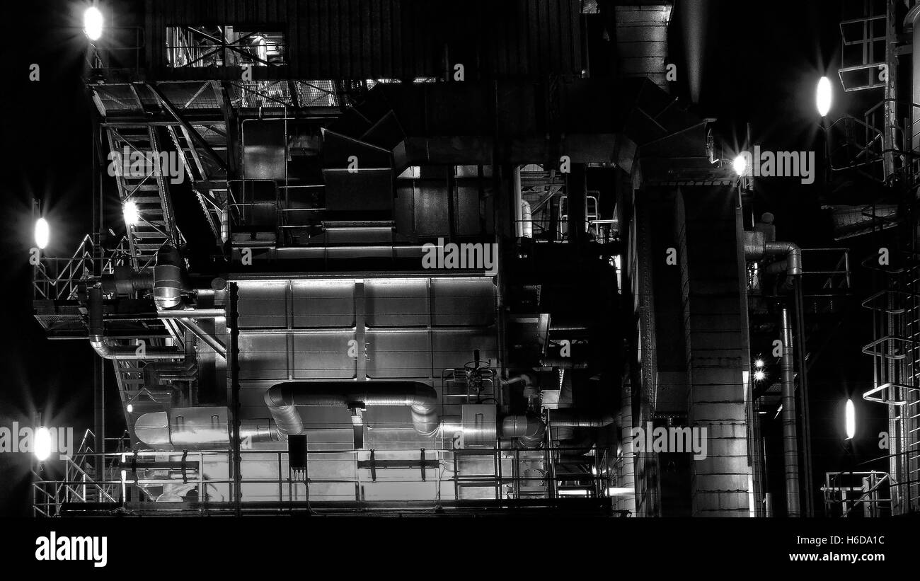 La raffineria di petrolio edificio di notte Foto Stock